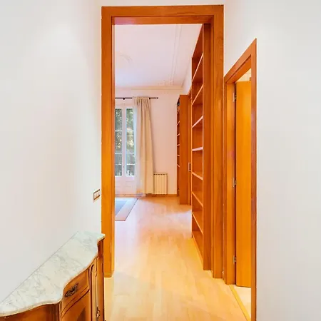 Quiet, Vibrant 2 Bedroom In Pedestrian Eixample Barcelona