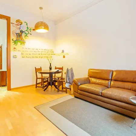 Quiet, Vibrant 2 Bedroom In Pedestrian Eixample Apartment *