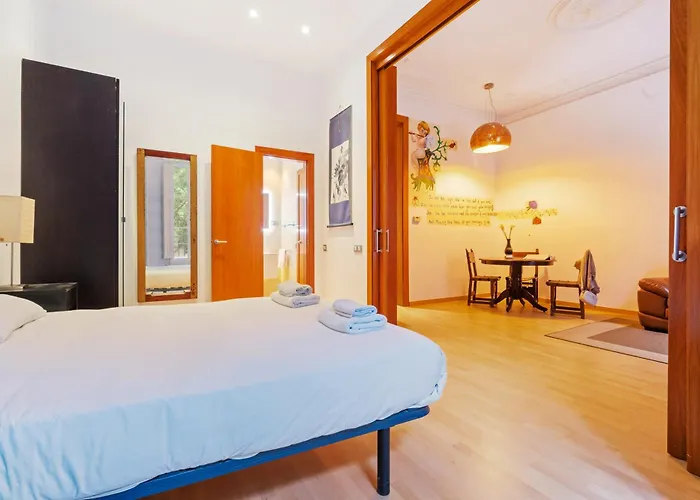 Quiet, Vibrant 2 Bedroom In Pedestrian Eixample