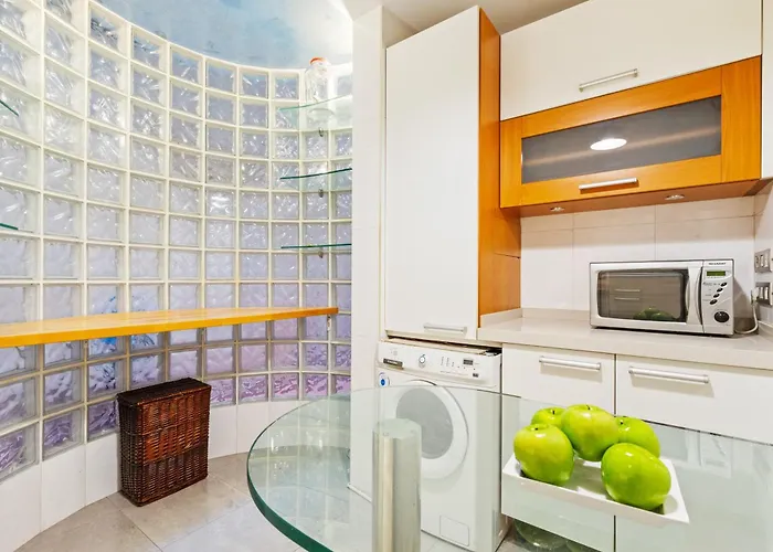 Quiet, Vibrant 2 Bedroom In Pedestrian Eixample דירה *