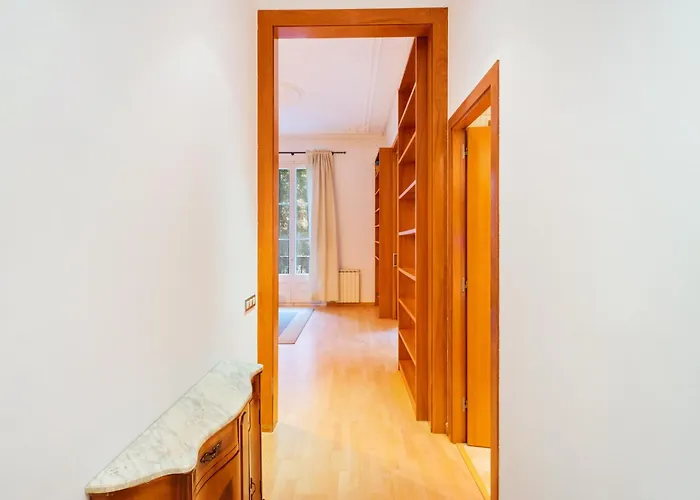 Quiet, Vibrant 2 Bedroom In Pedestrian Eixample Barcelona